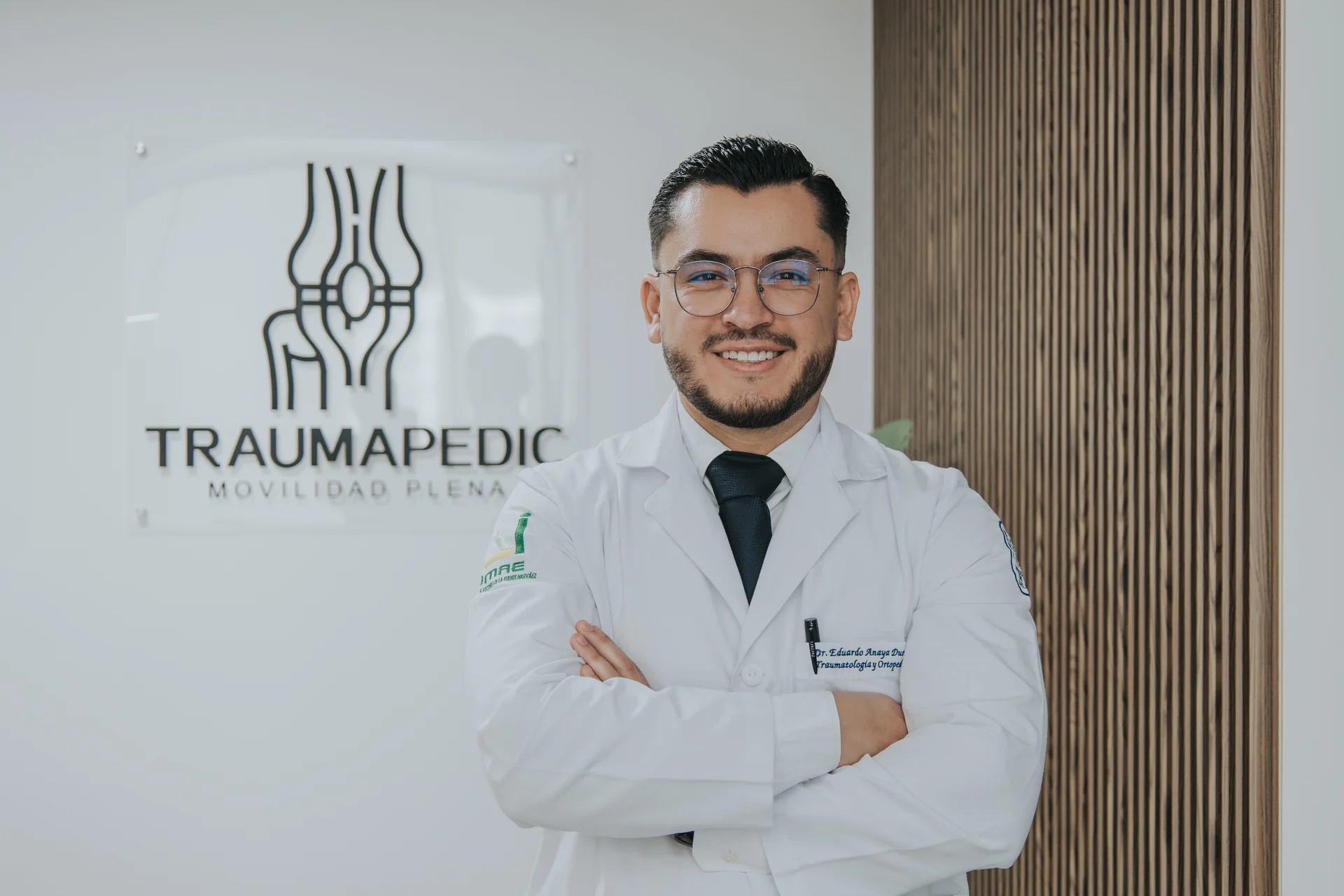Dr. Eduardo Anaya Durán en el consultorio Traumapedic