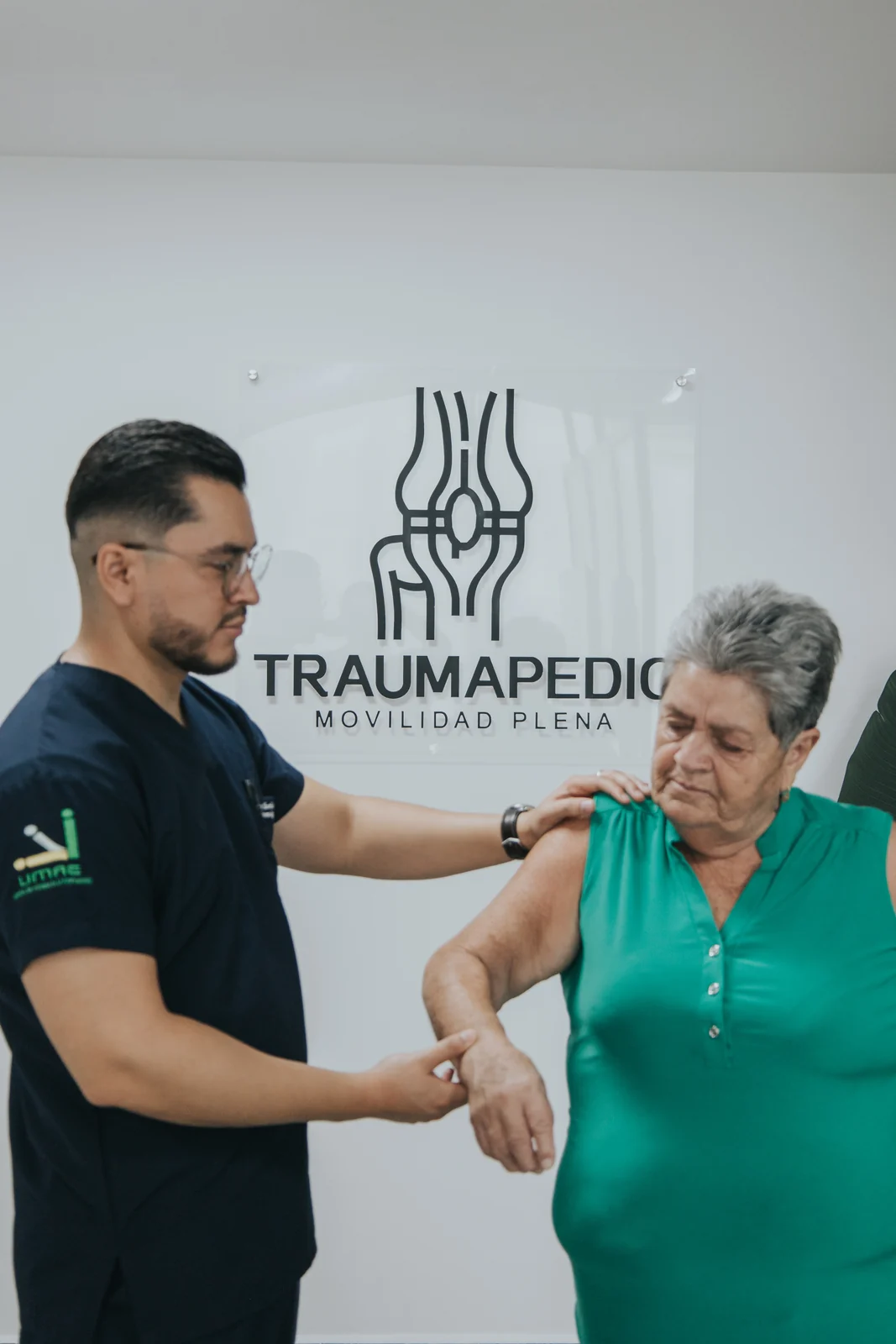 Dr. Eduardo Anaya valorando la movilidad de una paciente