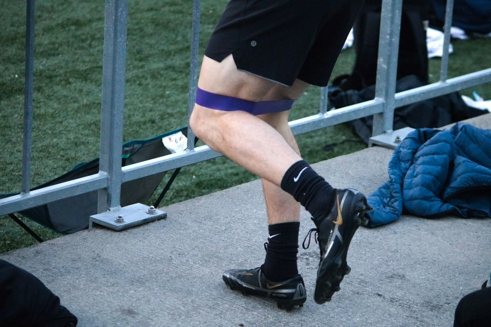 Deportista utilizando soporte de rodilla durante su recuperación